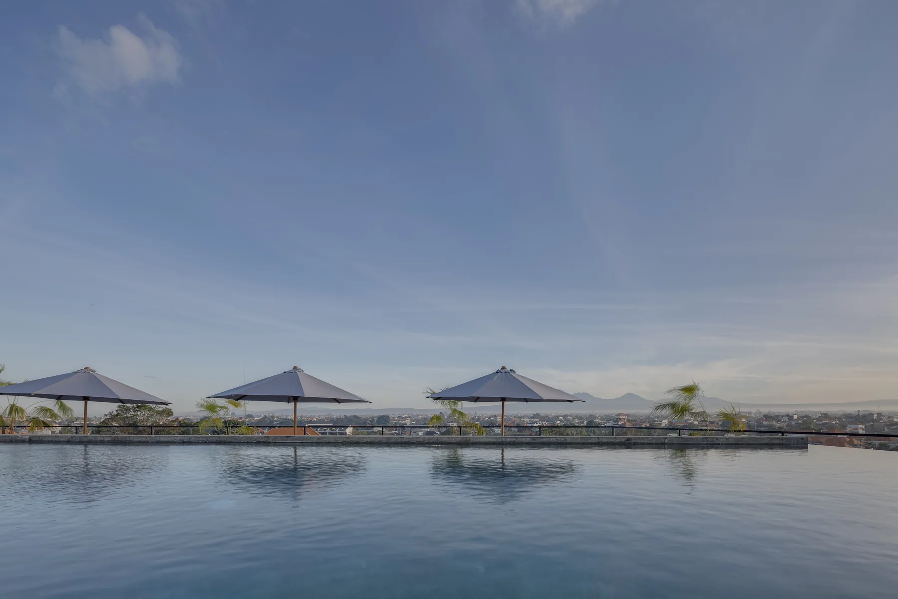 NEXA Apartments Canggu — ταράτσα με πισίνα