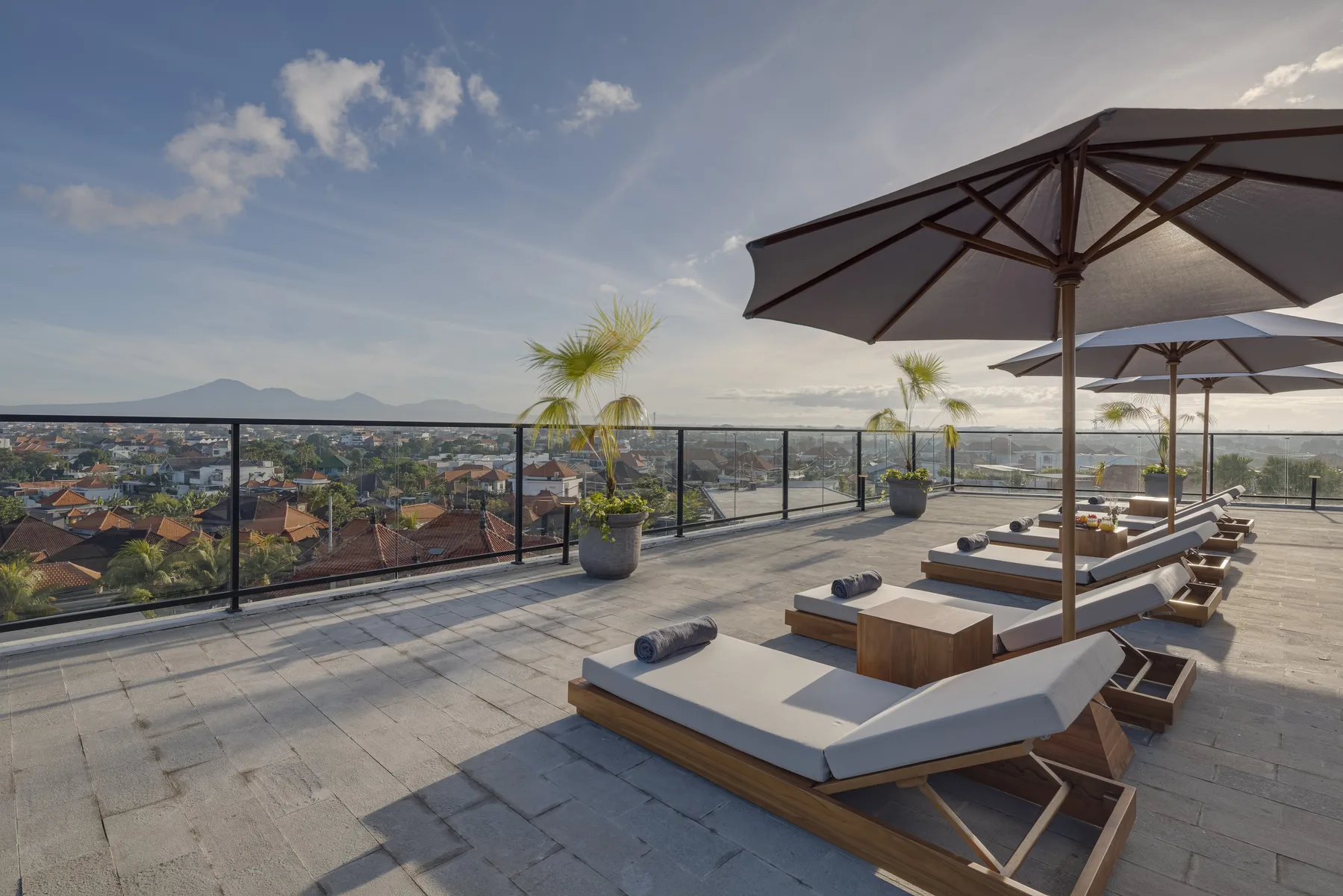 NEXA Apartments Canggu — ταράτσα στο ηλιοβασίλεμα